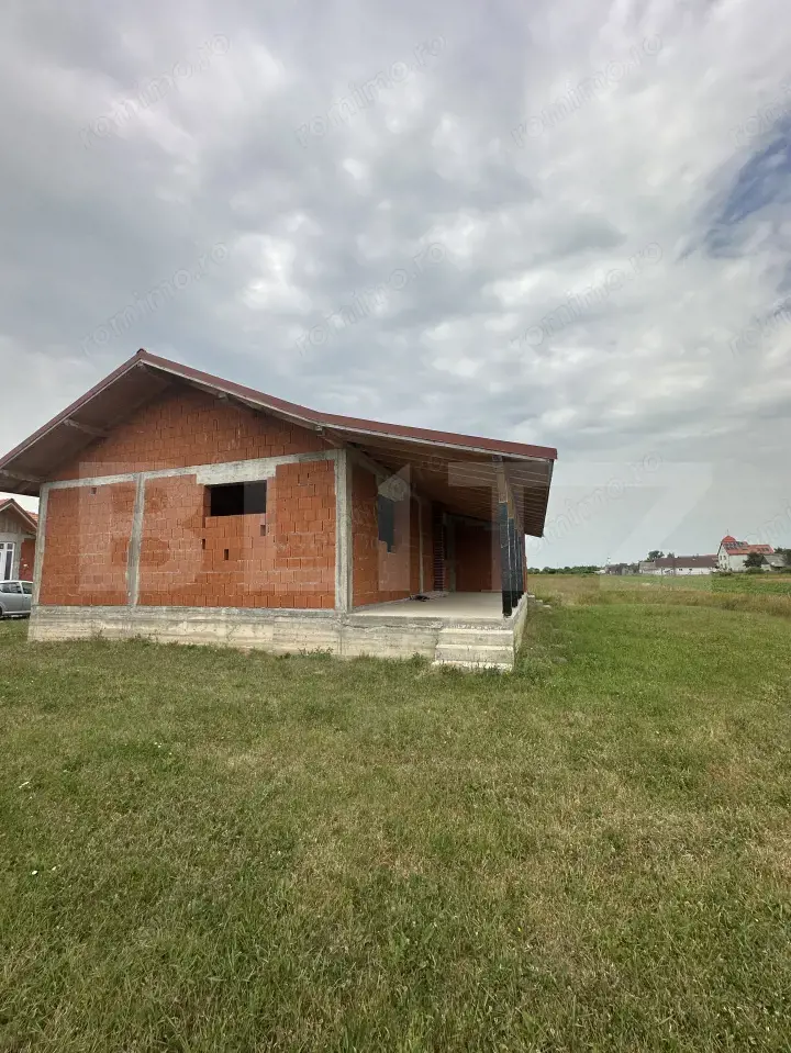 Casa la roșu 3 camere, 142 mp, 592 mp, teren, zona Cionchesti 
