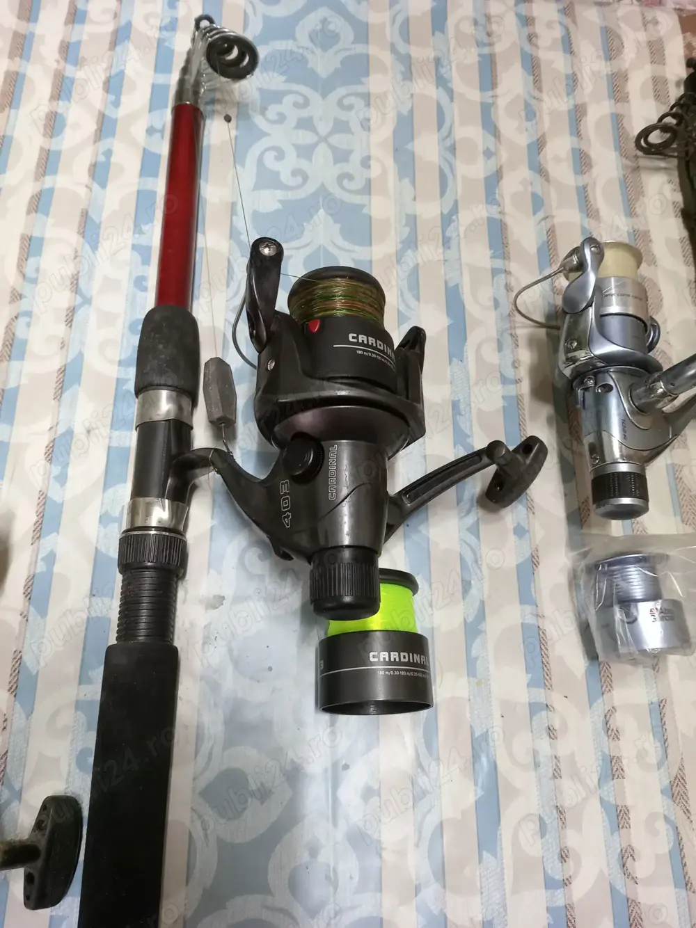 Tei lansete cu mulinete și tambur de rezervă 