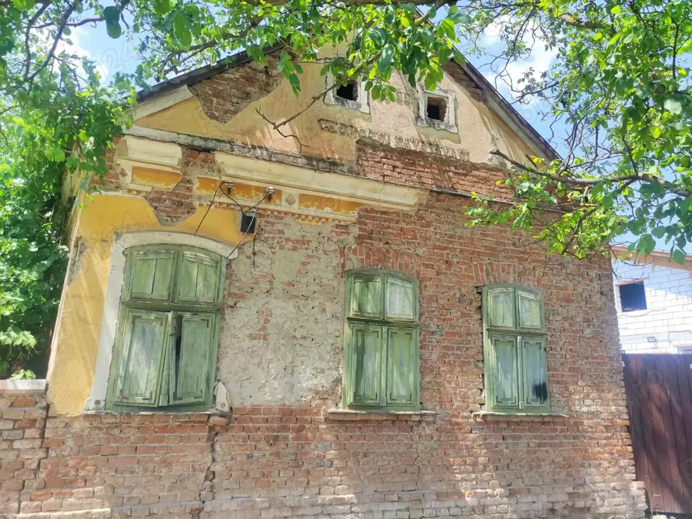 Teren 3100 mp de vanzare + casa veche an 1922 sat Chesinti, jud Arad