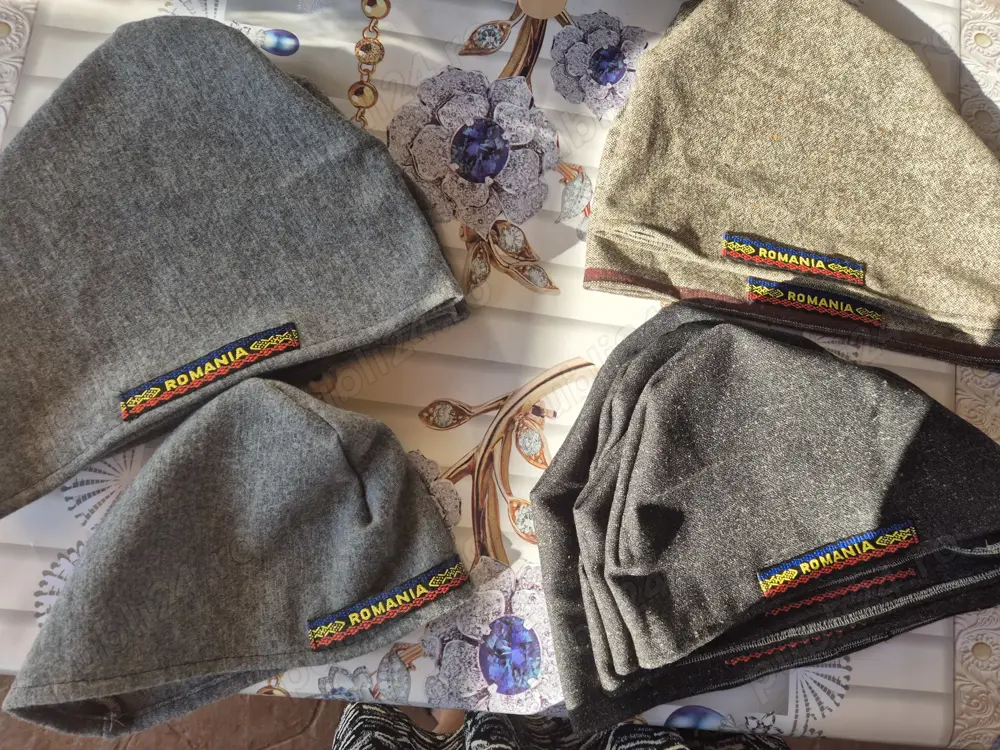 Vând căciuli dacice (pileusuri).