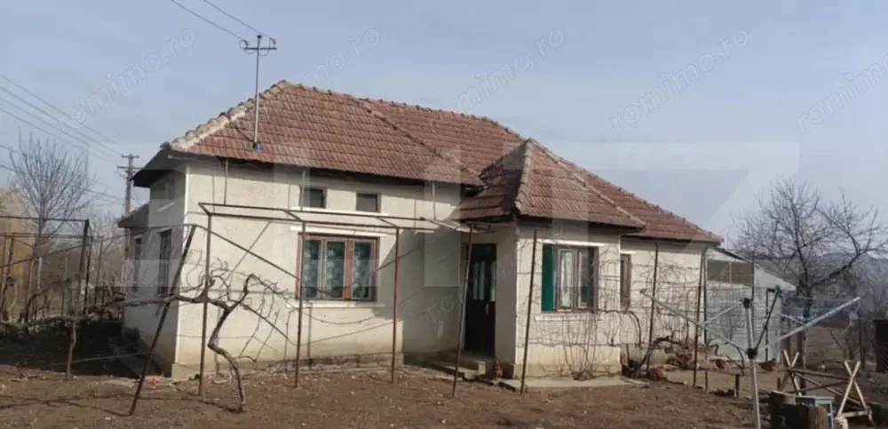 Casa cu 3 camere, bucatarie si baie, 105 mp și un teren de 1900 mp