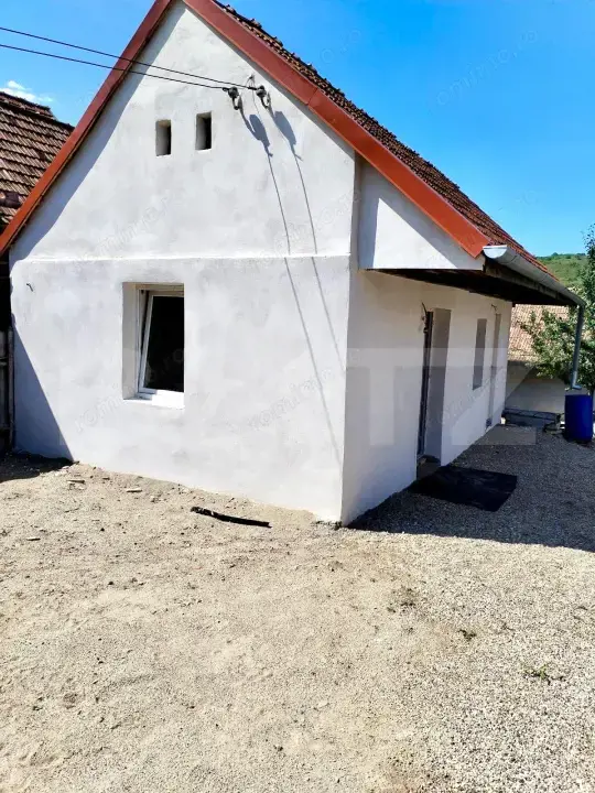 „Casă accesibilă în Aiud – 2 camere, zonă liniștită, potențial mare”