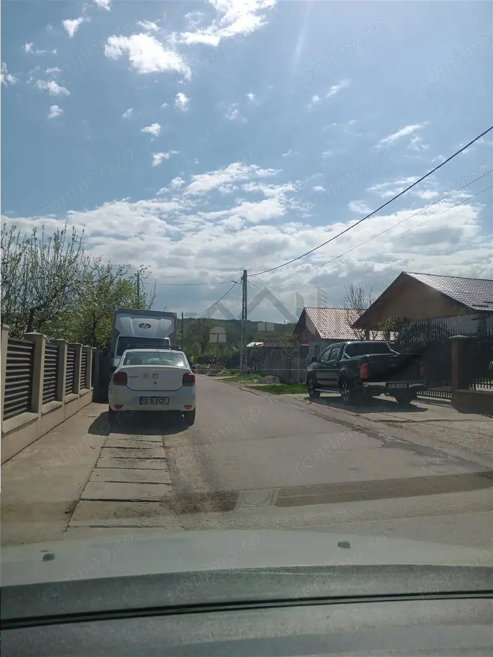 Uricani TEREN 1000mp str asfaltata cu toate utilitatile intre case