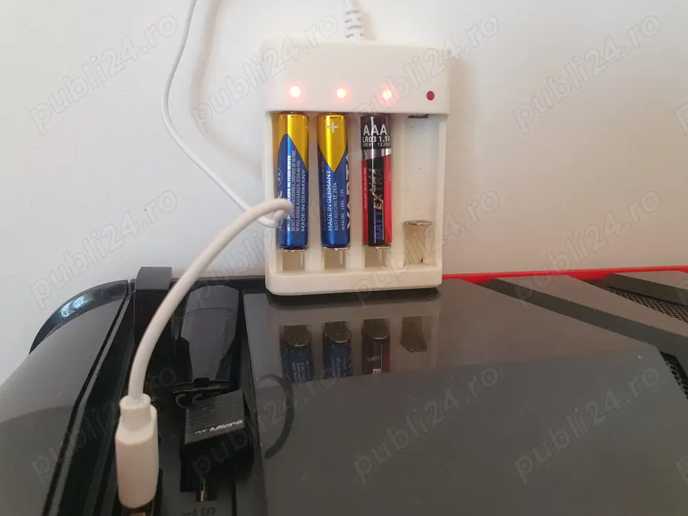 Incarcator  USB ,4 sloturi, AA AAA , PLUS  2 Cablu incarcare telefon 1m
