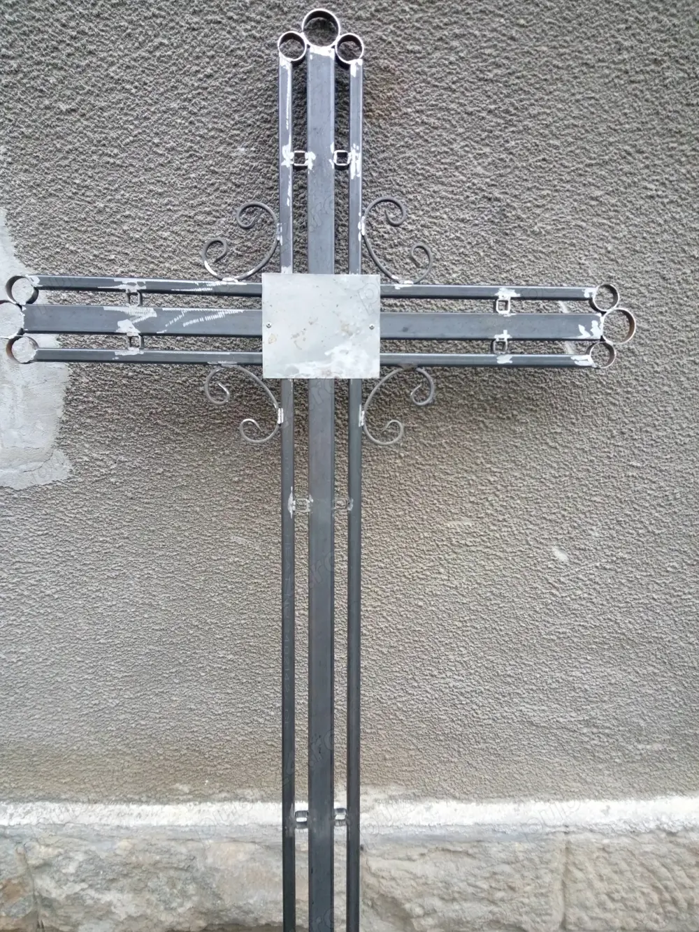 Execut cruci funerare din metal