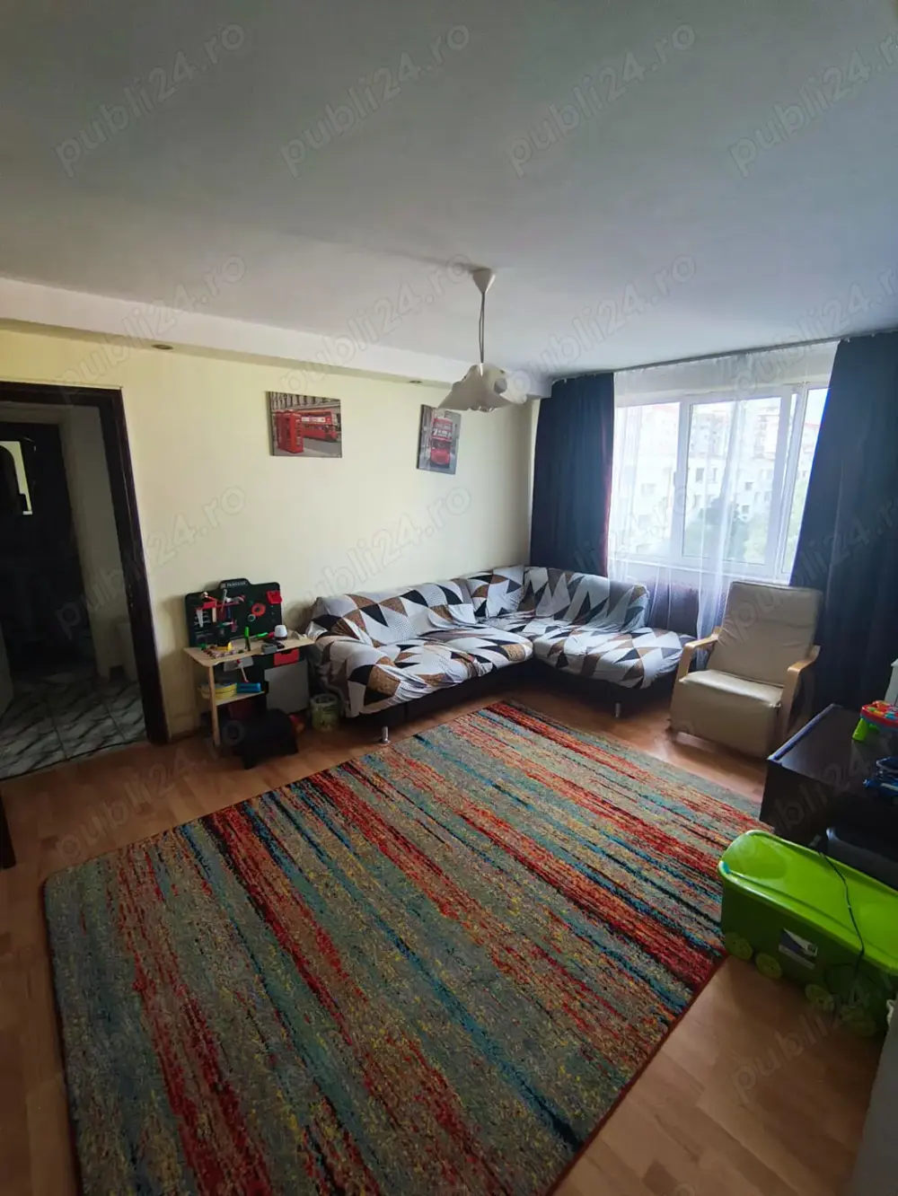 Vând apartament 3 camere semidecomandat zona Rahova