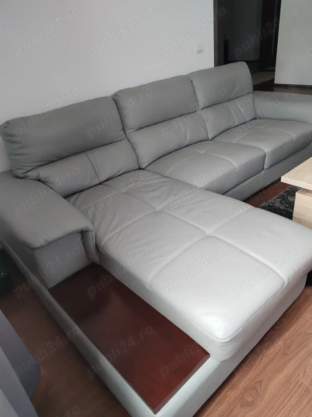 Vând colțar din piele stare impecabilă 