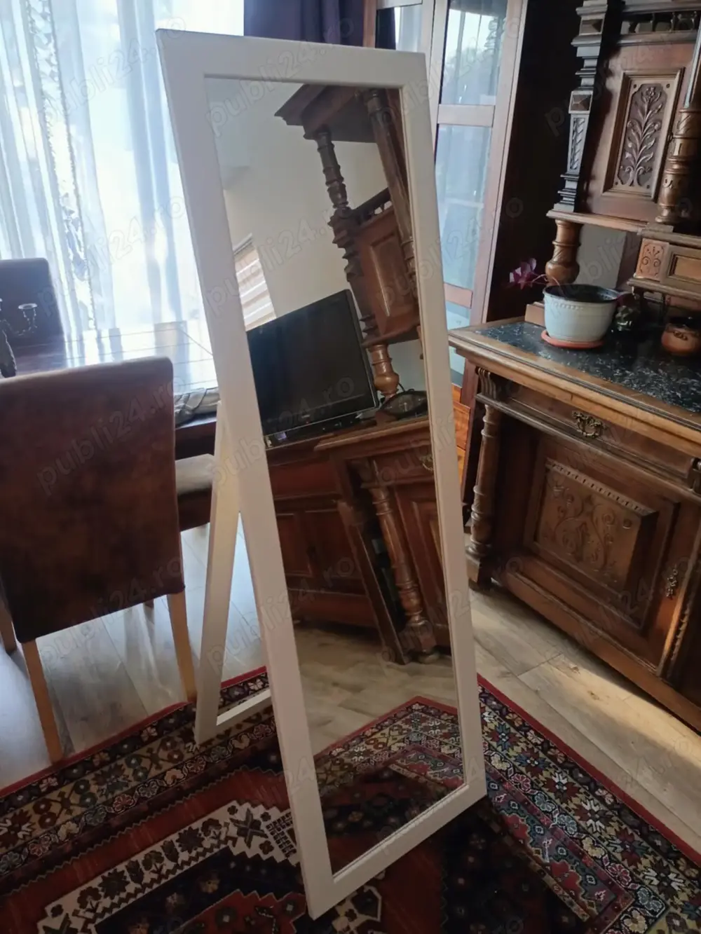 Oglindă cu rama albă si stativ