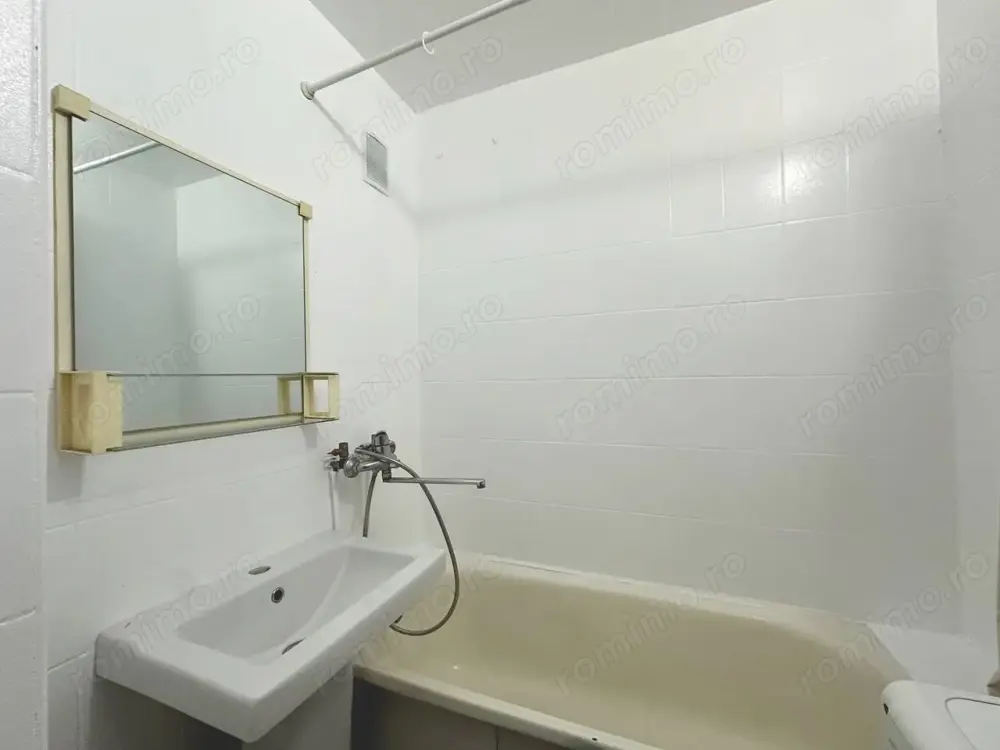 Apartament cu trei camere in zona Sagului