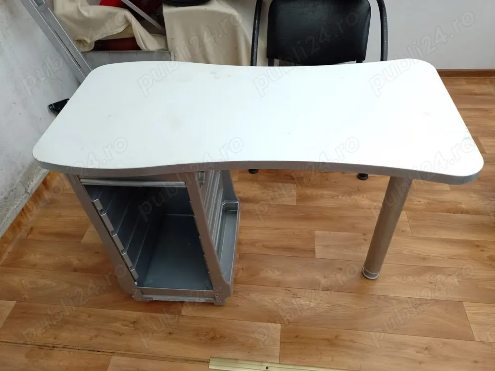  Vând mobilier frizerie - coafor - manichiură - pedichiură. Negociabil.