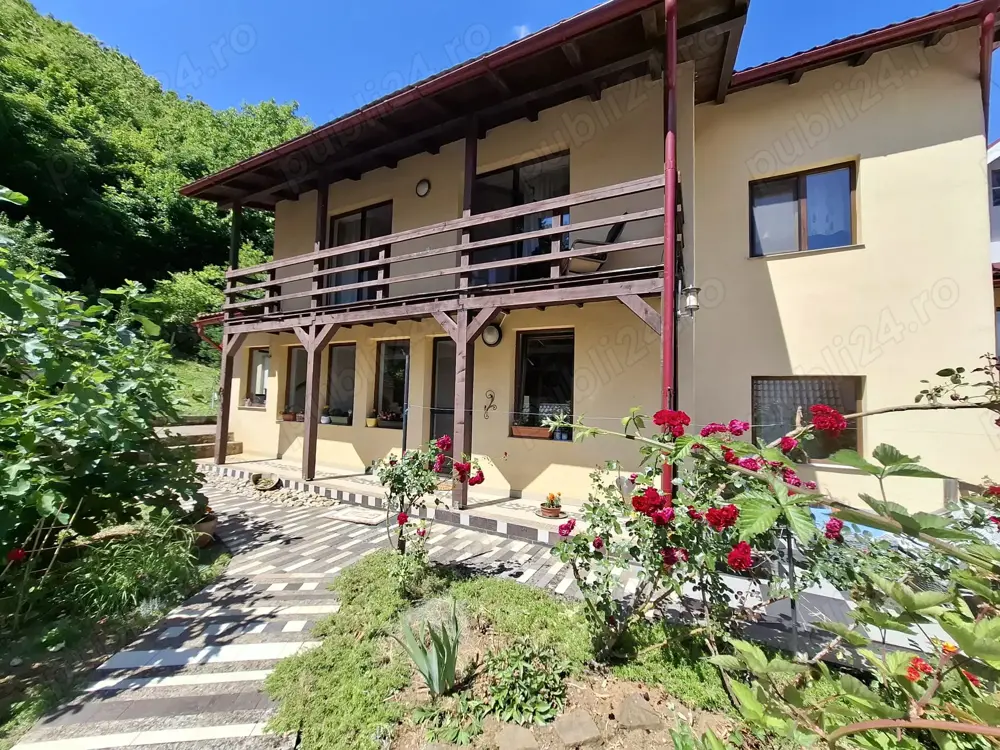Str. Valea Rosie   proprietate compusa din 2 imobile, casa P+M si una pe parter