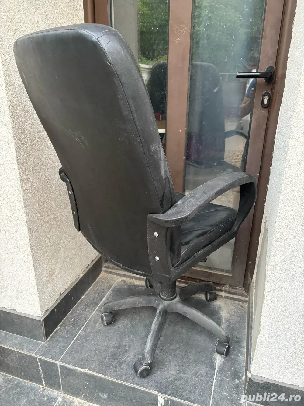 vand un scaun de birou cu roti 