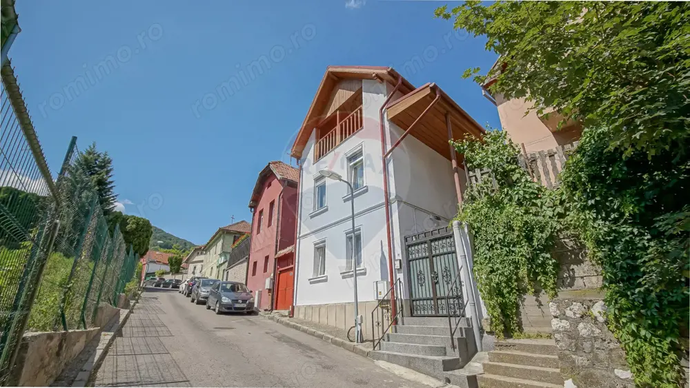 Casă falnică, curte individuală, langă Piața Unirii, în inima Scheilor