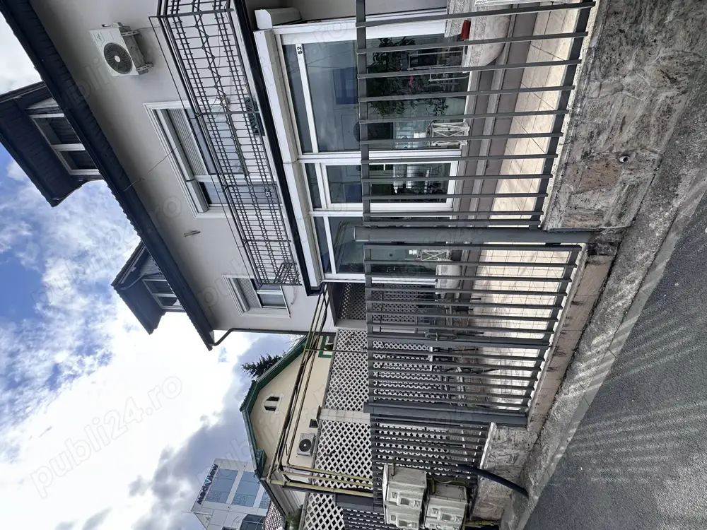 Persoana fizica vand 2 case la 5 minute de Teatru National