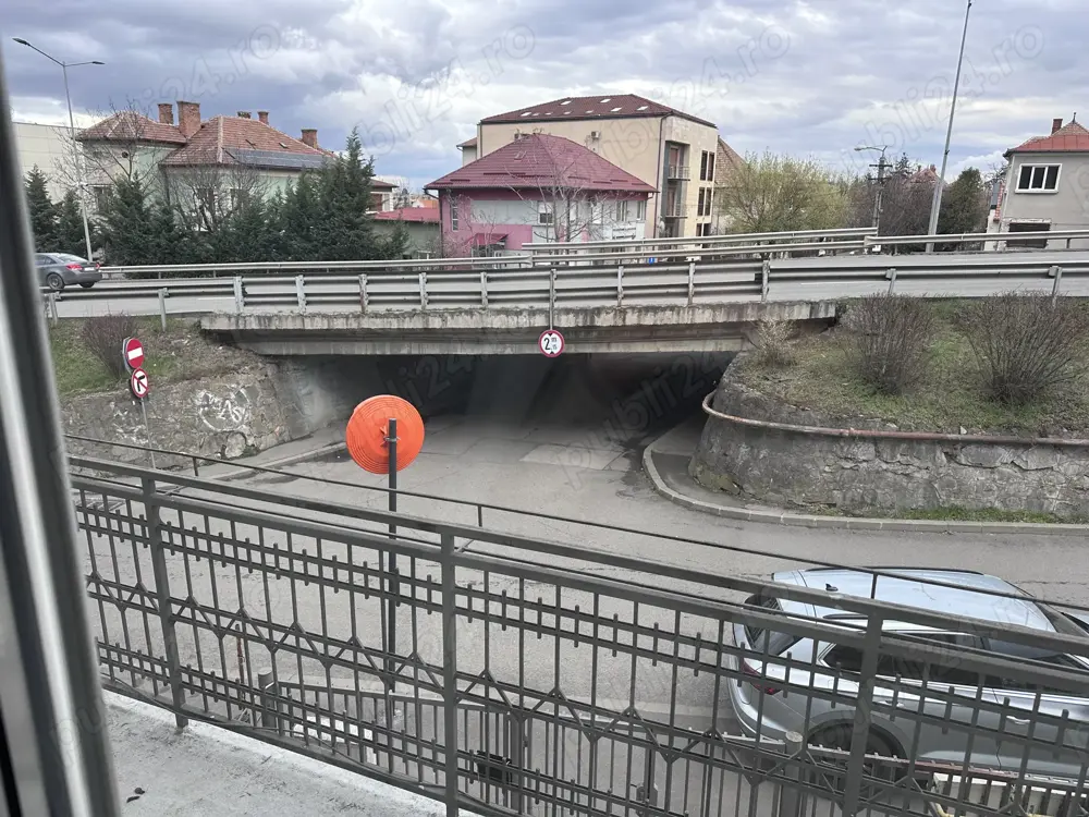 Persoana fizica vand 2 case la 5 minute de Teatru National