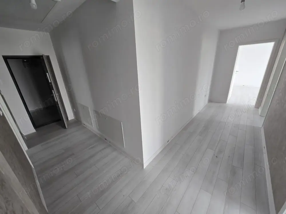 Apartament 3 camere. Decomandat. Bucatarie inchisa. GRADINA PROPRIE.Asfalt. Transport in comun.