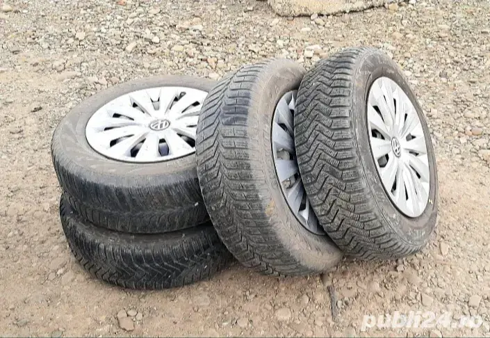 Jante din oțel cu cauciucuri de iarnă și capace