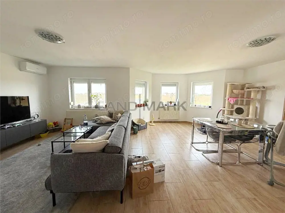 CASA individuala cu garaj, 5 camere, 3 bai Dumbravita zona lac Macilor