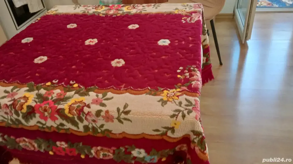 Vand cuvertura de pat cu fata de masa!
