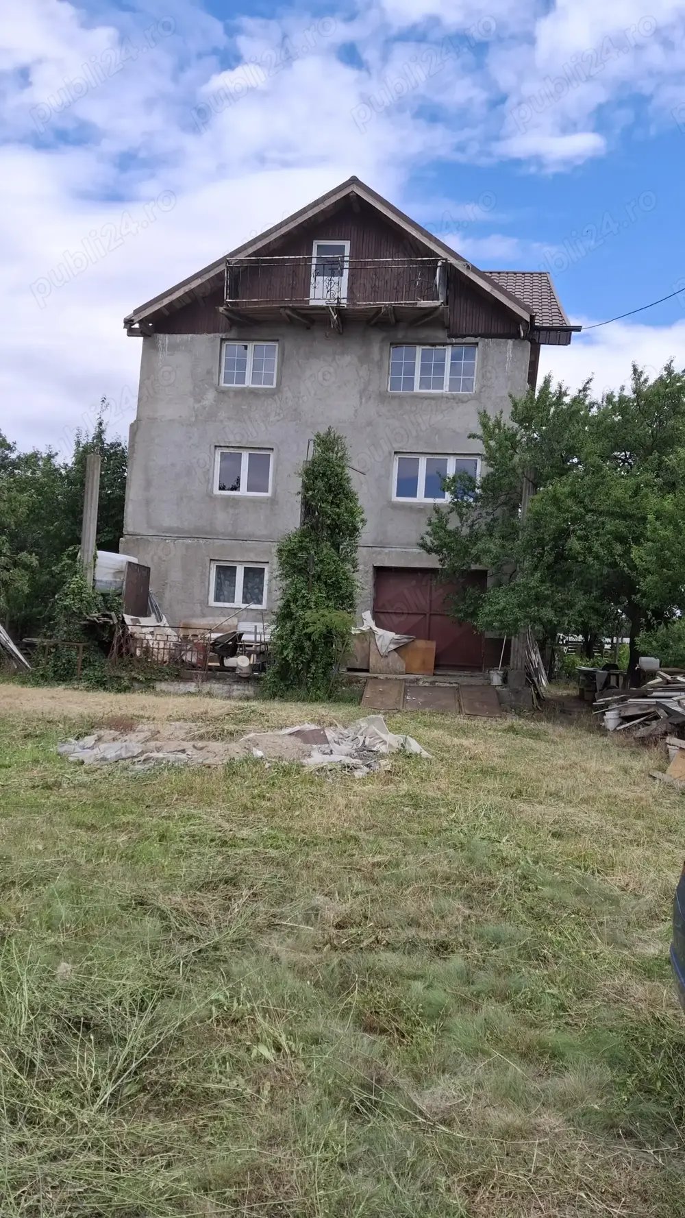 vând casa la rosu cu 1000m pătrați 