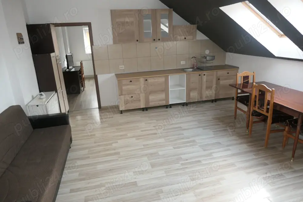 Apartament 3 camere la casă, zona Podgoria, et. 2