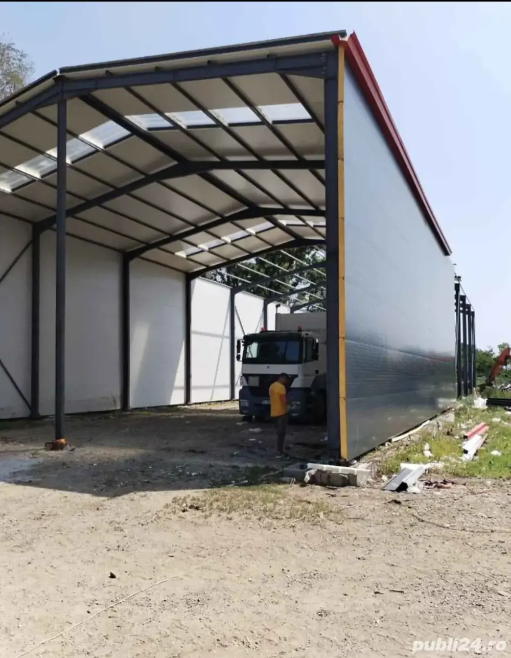 vând hală metalică de pe stoc 