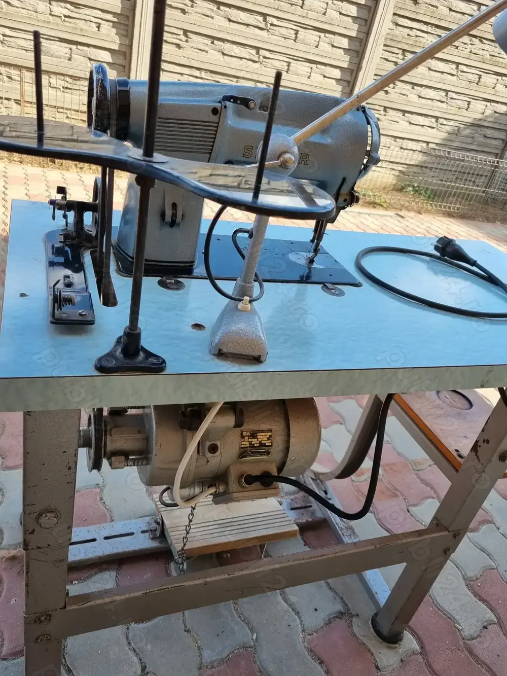 Mașina  cusut SINGER electrica