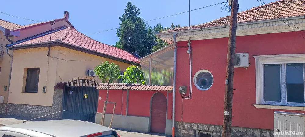 Vand doua case ultra central