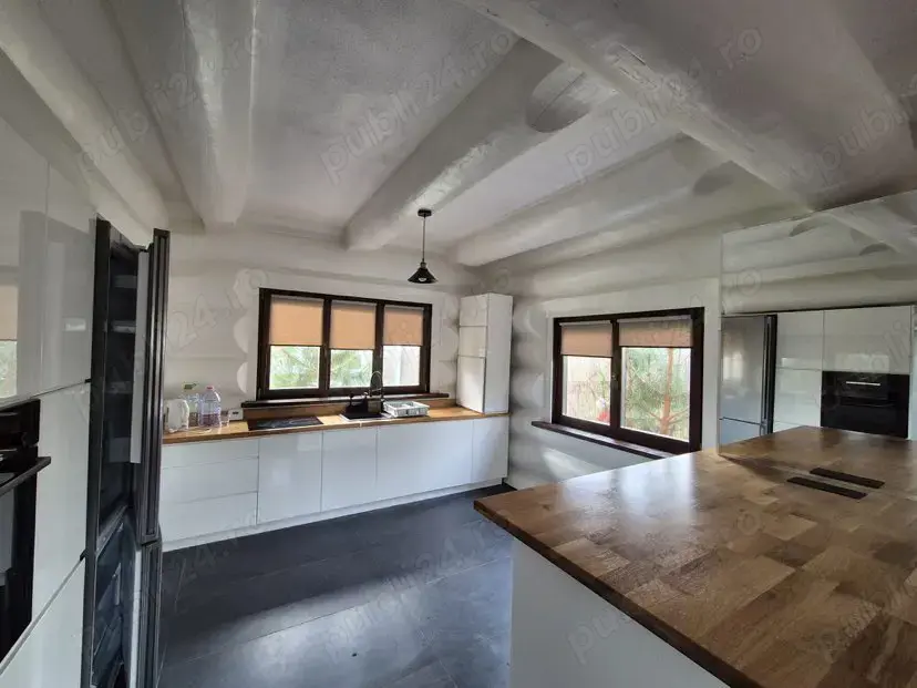 Casa speciala de vanzare , din busteni de lemn , 257.000 euro neg .