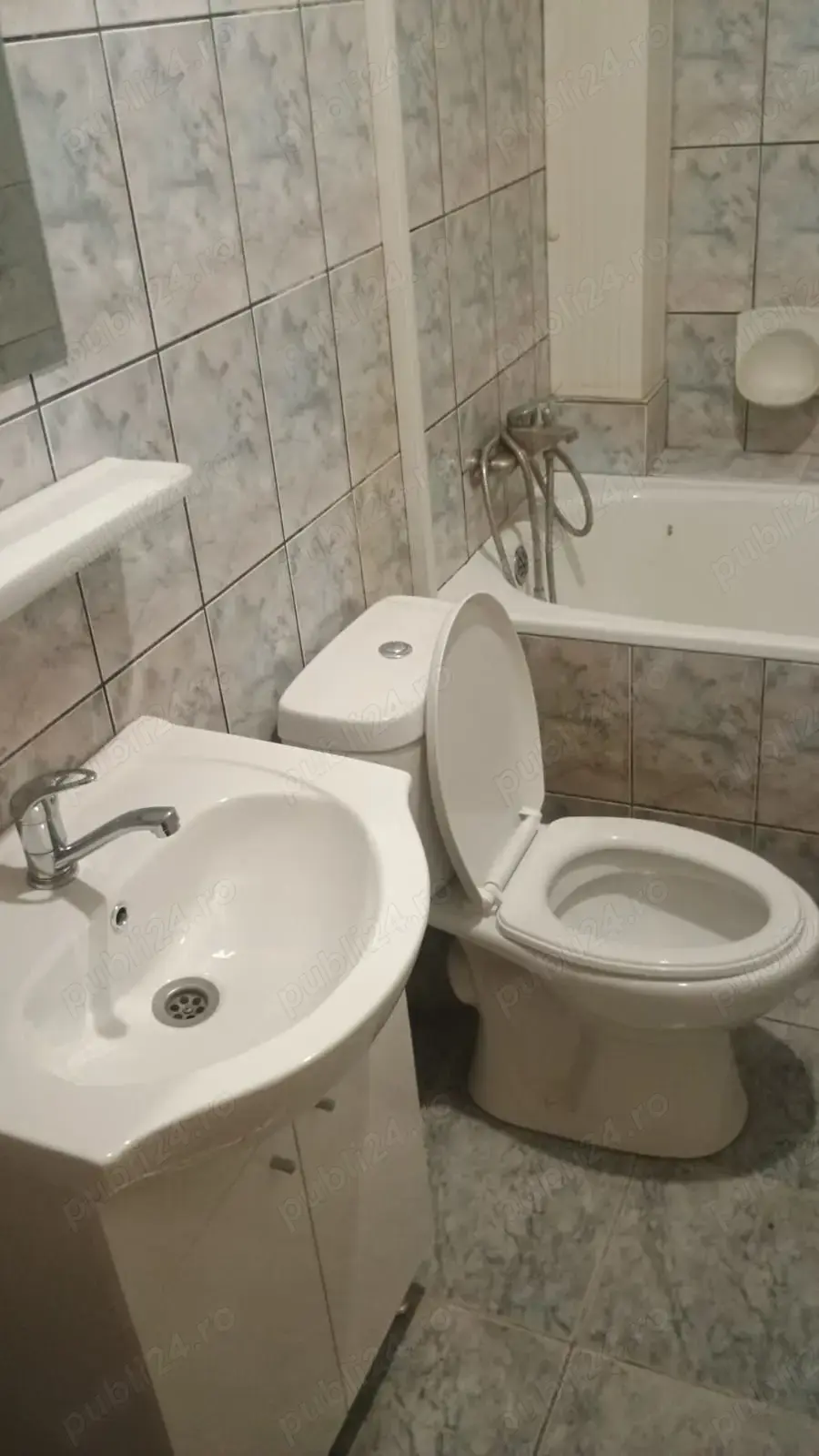 Vand apartament 2 camere , caramida, et 2 din 2, pod ofertant ,pivnita , curte cu multa verdeata 