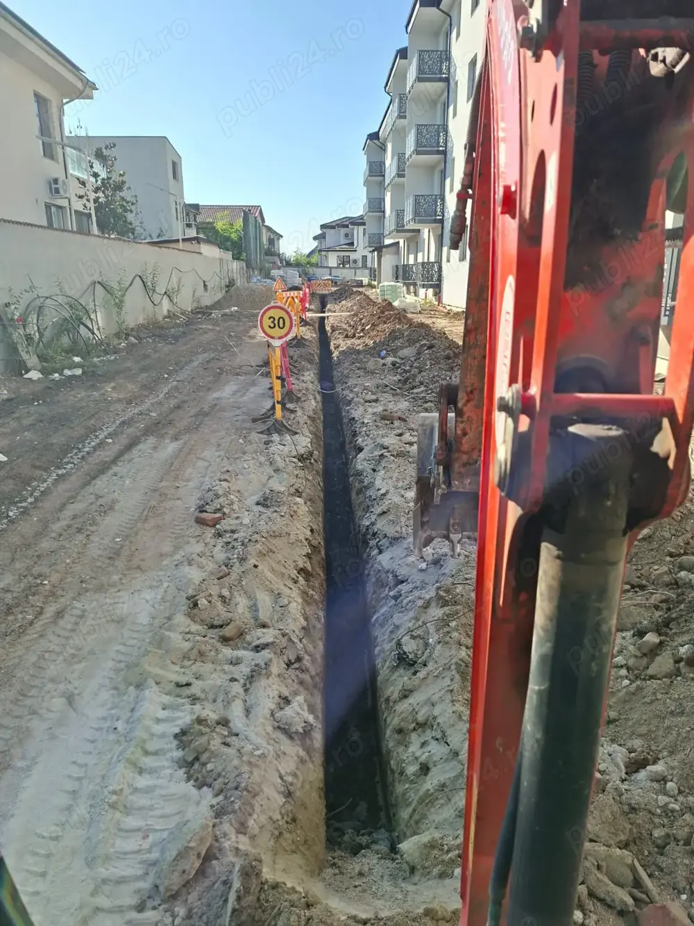 Execut lucrări cu mini buldoexcavator în spații înguste 