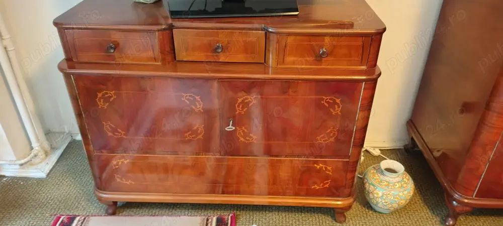 Mobila dormitor furnir nuc cu intarsii