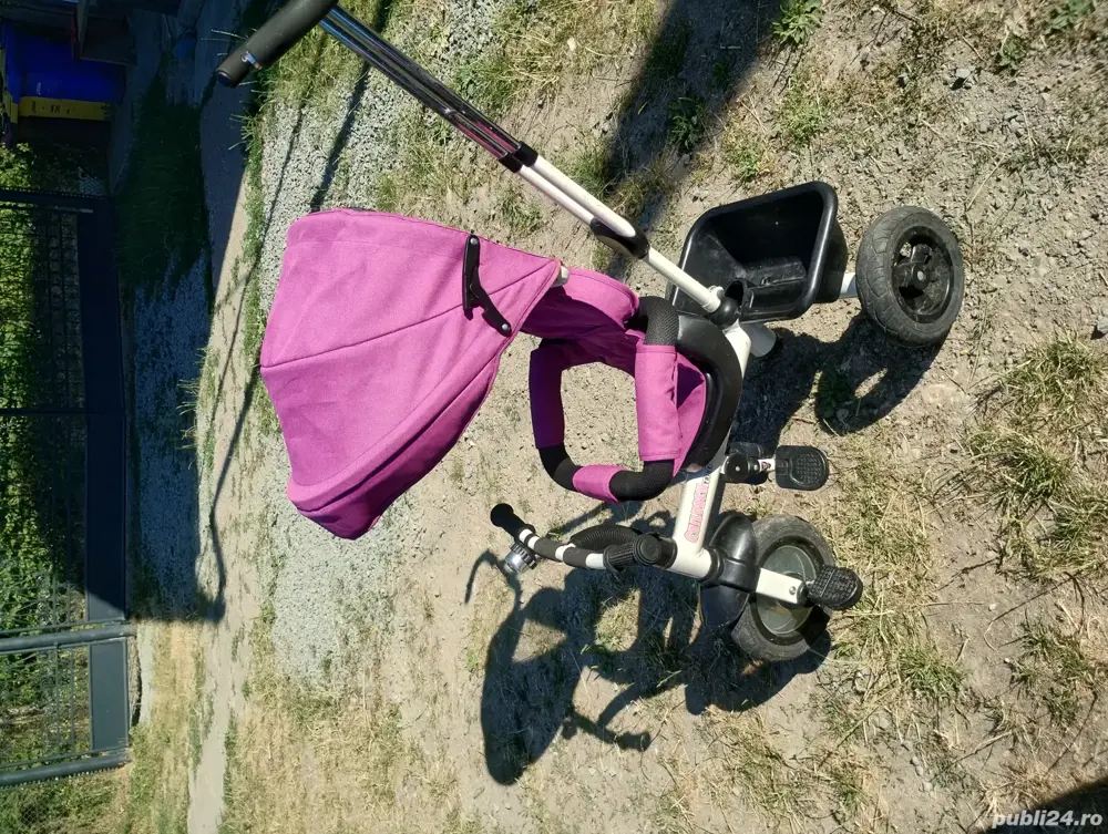 Vand tricicleta pentru fetițe.