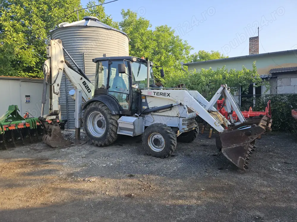 Vând buldoexcavator Terex 820