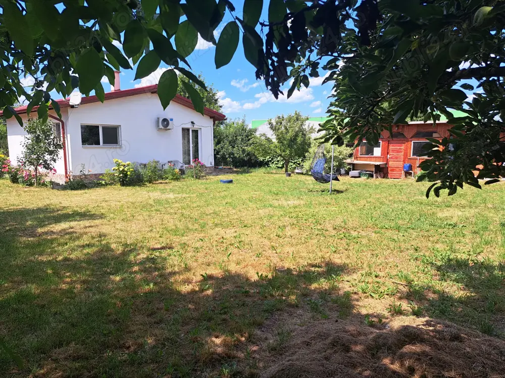 Casa mica si cocheta  cu teren 864mp