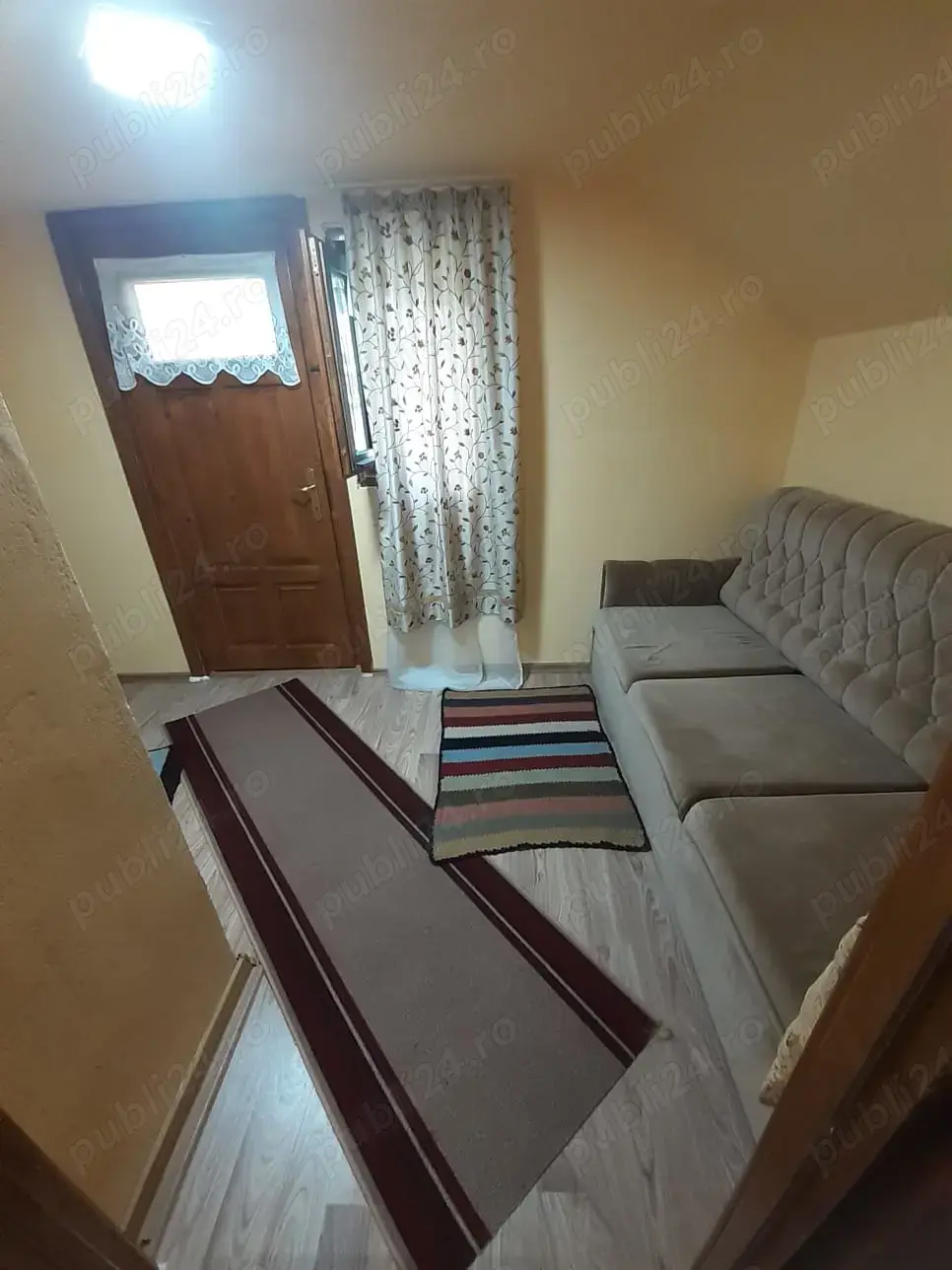 Cabană de închiriat, Cabană de închiriat,