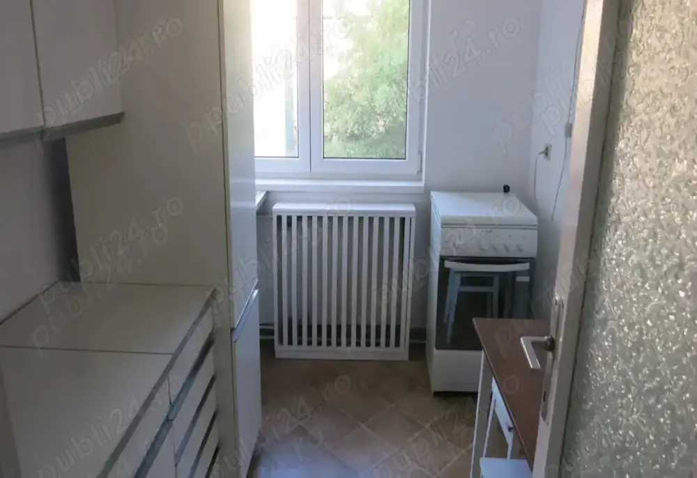 Apartament 3 camere bloc de caramida langa Piata 700 etaj 2 pozitie excelenta