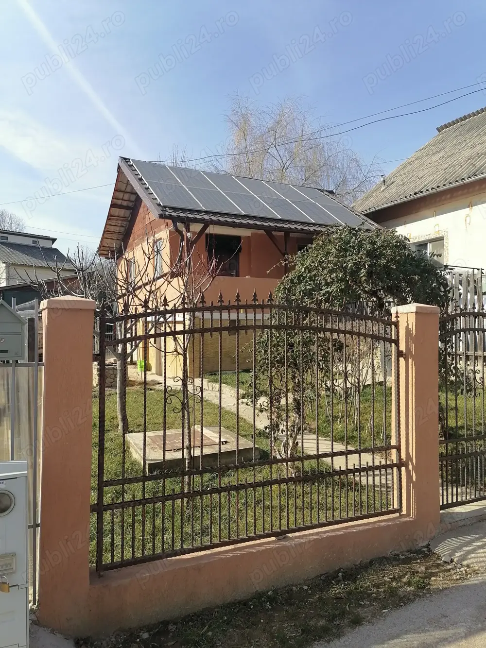 Vând casa fieni