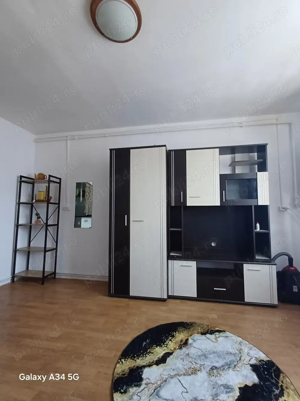 Închiriez garsoniera 