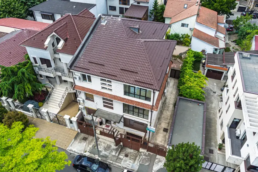 Vilă tip bloc 12 camere, 2 garaje 2 boxe zona Tomis 1 Flămânda