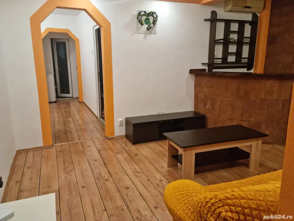 proprietar vand apartament 3 camere semidecomandat ,mobilat, utilat