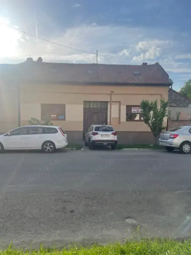 Vand casa situata central , str.L.Rebreanu , langa parcul din strand