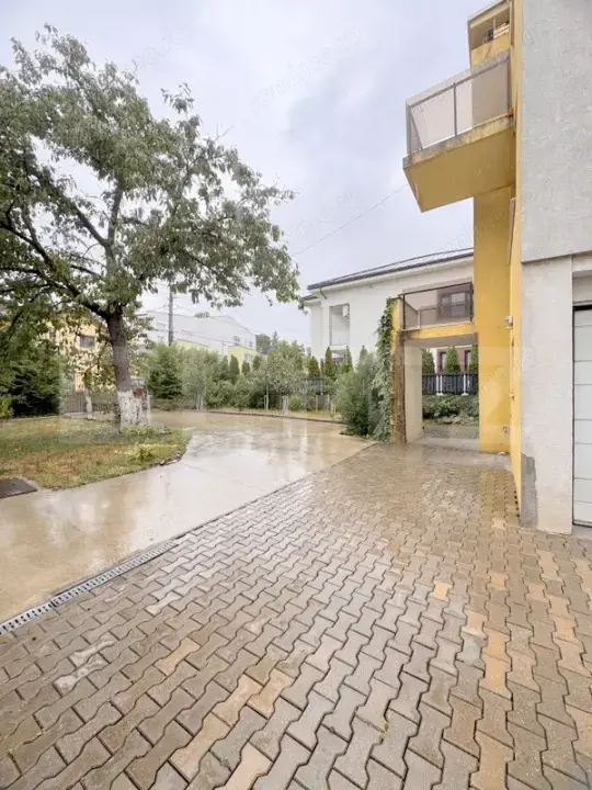 Casa individuala , 3 garaje , terasa ,  352mp utili, zona Dambu Rotund