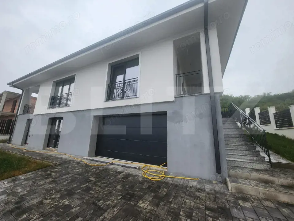 Casa individuala cu 6 camere,priveliste superba,600 mp teren,zona Piata