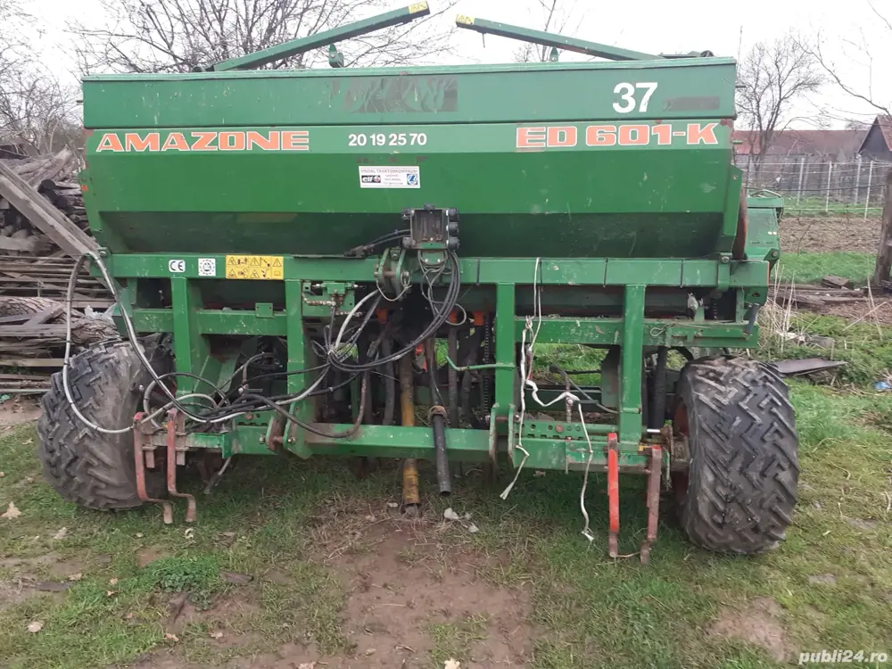 Vând  semanatoare de porumb pe 8 randuri . AMAZON 