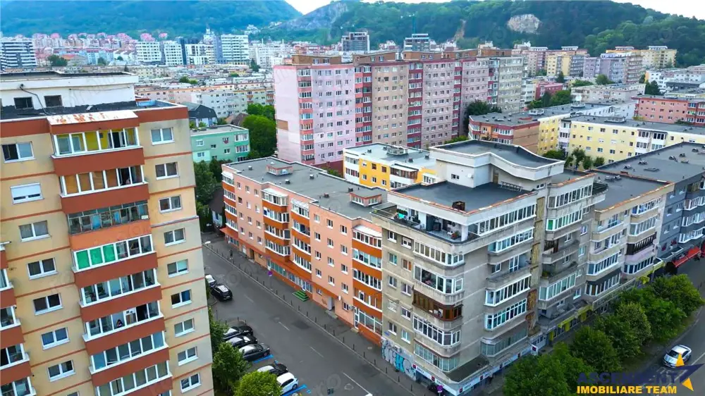 Spatiu comercial,vitrinat,doua intrari,acces facil, Calea Bucuresti,Astra,Brasov.