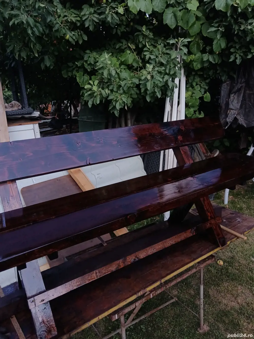 Mese, bănci și scaune din lemn masiv 