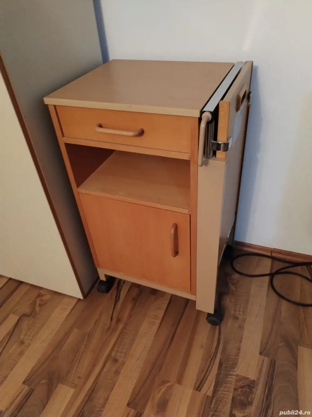 Noptieră pentru servit mâncare bolnavi nedeplasabili