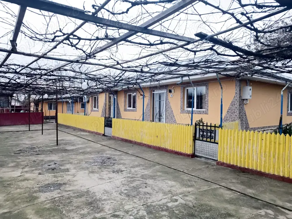 Casă la cheie cu 10 camere,1330 mp teren, în Munteni, Galaţi