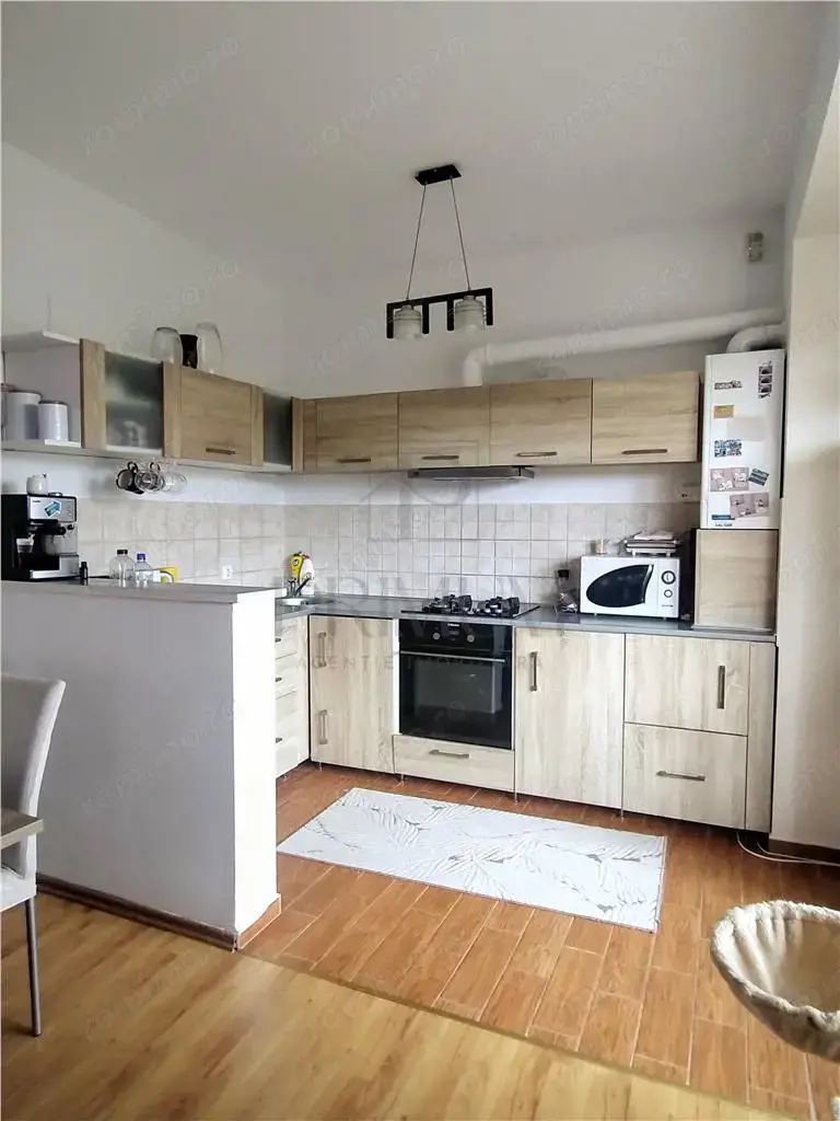 Sanandrei -Apartament 3 camere - doua balcoane -  curte -foisor - beci - zona excelenta